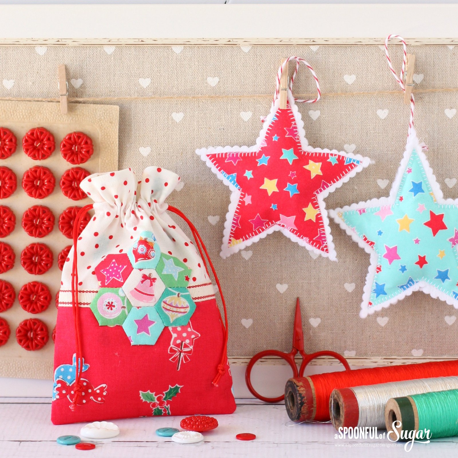 Christmas Retro Drawstring Bags - sewing tutorial by A Spoonful of Sugar